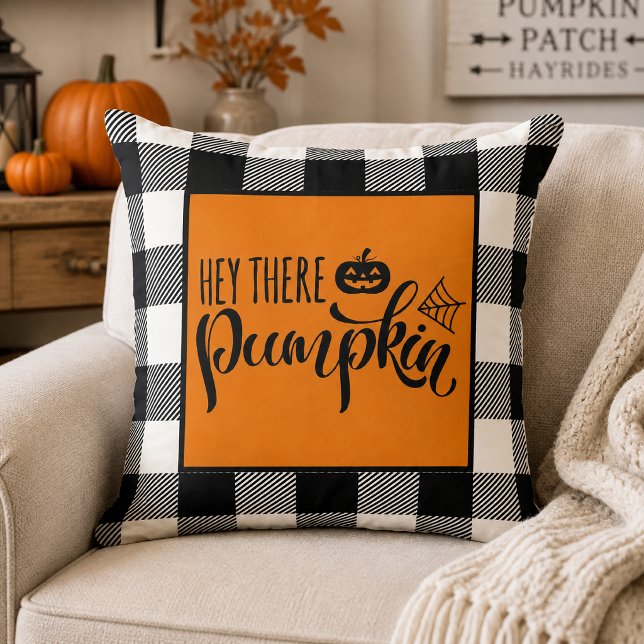 Coussin Hey There Pumpkin Halloween Buffalo Plaid (Say hello to pumpkin season with this bold and cheerful “Hey There Pumpkin” Halloween throw pillow.)