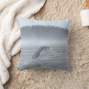 Coussin Hibou des neiges en vol en hiver