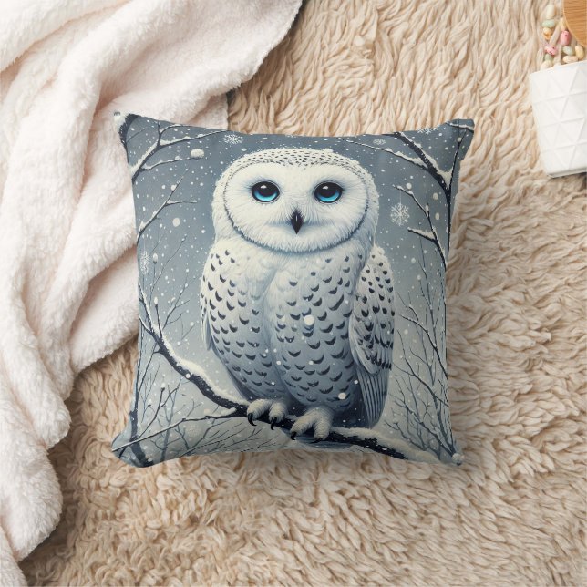 Coussin Hibou des neiges perché sur une branche enneigée  (Couverture)