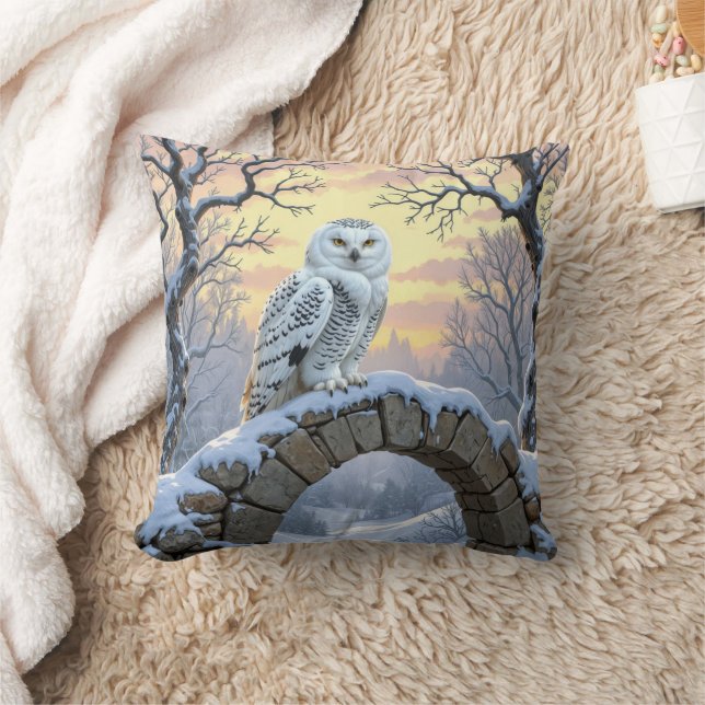 Coussin Hibou des neiges sur une arche de pierre (Couverture)
