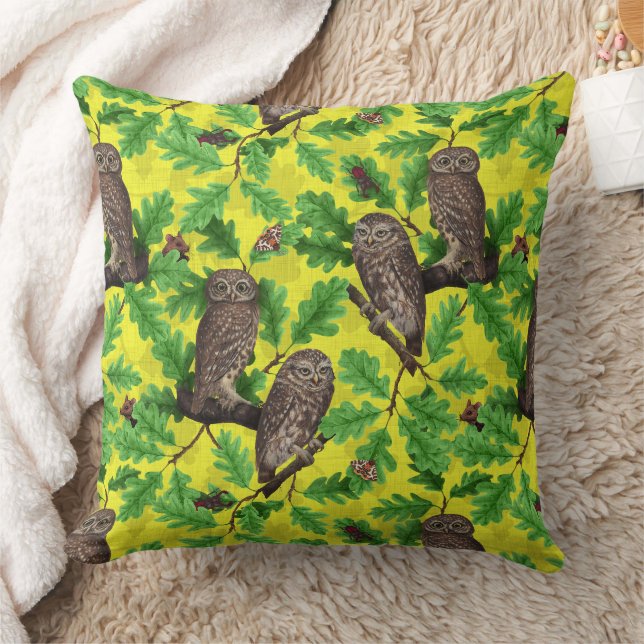 Coussin Hiboux dans la forêt sur fond jaune citron (Couverture)