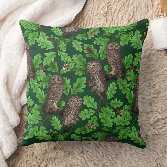 Coussin Hiboux dans la forêt sur fond vert foncé (Couverture)