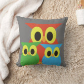 Coussin Hiboux rouges, verts et bleus (Couverture)