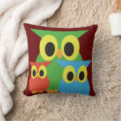 Coussin Hiboux verts, rouges et bleus (Couverture)