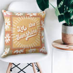 Coussin Hippie rétro laissez le soleil briller la margueri<br><div class="desc">Laissez le soleil briller dans la crèche de votre petit avec cette collection lumineuse, colorée et inspirante de déco de chambre pour bébé neutre par rapport au genre ! Des marguerites rétro avec message de police vintage et des éléments modernes simples apportent au soleil. Art créé et dessiné graphiquement par...</div>