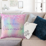 Coussin Holographie de la parties scintillant rose vif de<br><div class="desc">Un arrière - plan tendance aux couleurs arc-en-ciel avec des couleurs pastel unicorne et arc-en-ciel rose vif,  violet,  or rose,  vert menthe. Décoré avec de la poussière de parties scintillant,  confetti. Personnalisez et ajoutez un nom,  écrit avec un script de style à la main moderne. Lettres violettes.</div>