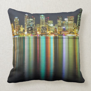 Coussin Horizon de Seattle la nuit avec la réflexion