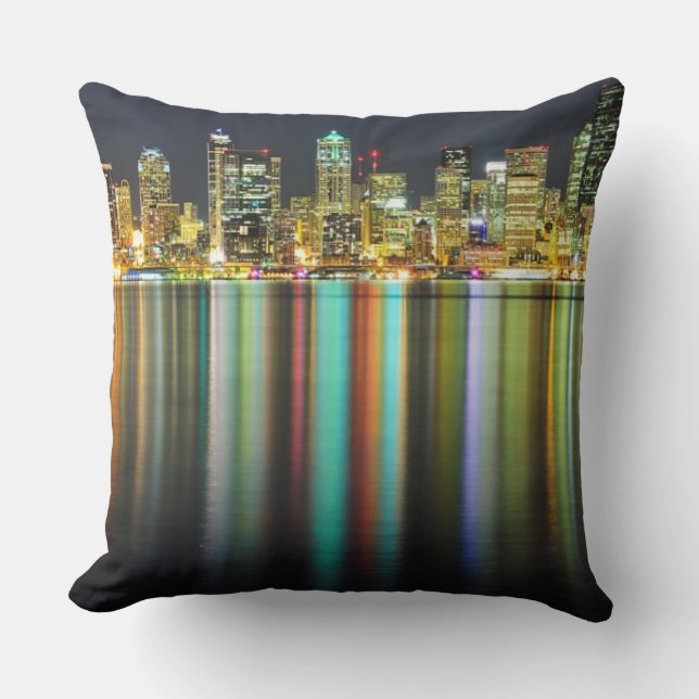 Coussin Horizon de Seattle la nuit avec la réflexion (Recto)