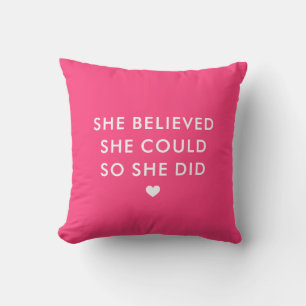 Coussin Hot Pink   Elle Croyait Qu'Elle Pouvait Le Faire.