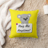 Coussin Hug Me Koala Throw Pillow (Couverture)