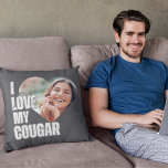 Coussin I Love My Cougar Girlfriend Photo Boyfriend Cadeau<br><div class="desc">Amène l'humour et le coeur ensemble avec notre 'I Love My Cougar' Funny Photo Boyfriend Jeu d'oreiller. Ce design amusant est un cadeau idéal, que ce soit son anniversaire, un anniversaire, et il est parfait pour tout petit ami qui sort avec une femme plus âgée. Surprenez-le avec un cadeau qui...</div>