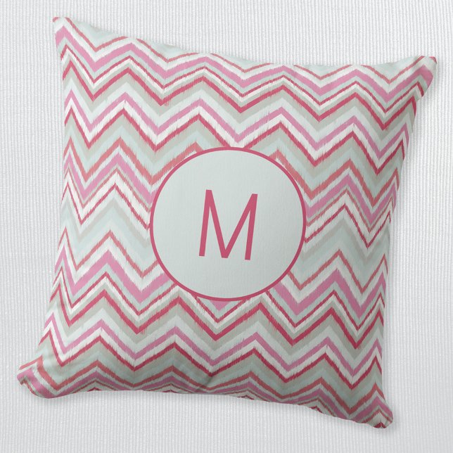 Coussin Ikat Moderne Monogramme Initiale Rayure Chevron (Modern Ikat zigzag chevron pattern monogram initial personalized pastel green pink throw pillow)