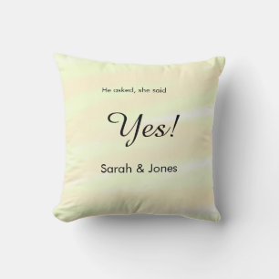 Coussin Il a demandé elle a dit oui engagement pastel jaun