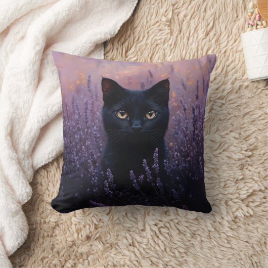 Coussin Illustration d'un chat noir dans un champ de lavan (Couverture)