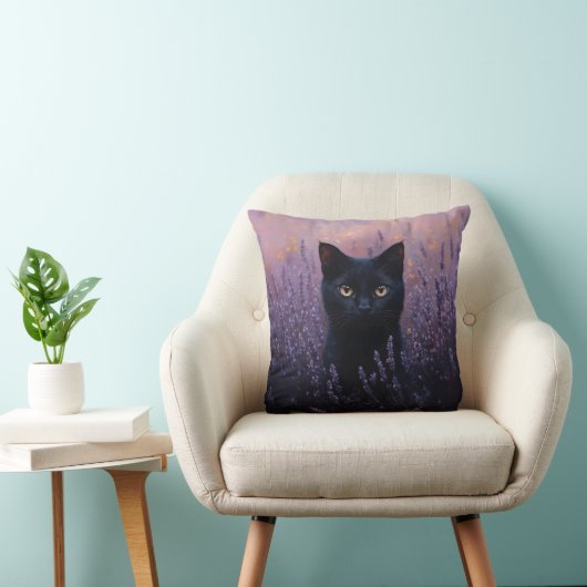 Coussin Illustration d'un chat noir dans un champ de lavan (Chaise)