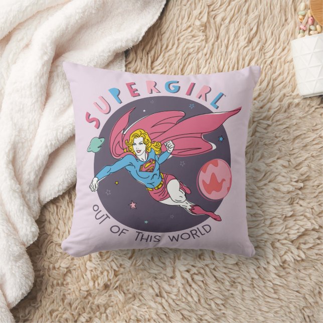 Coussin Illustration Supergirl volant vers le haut (Couverture)