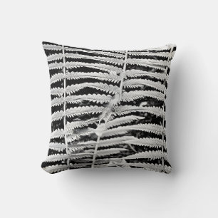 Coussin Image noire et blanche de la fougère forestière