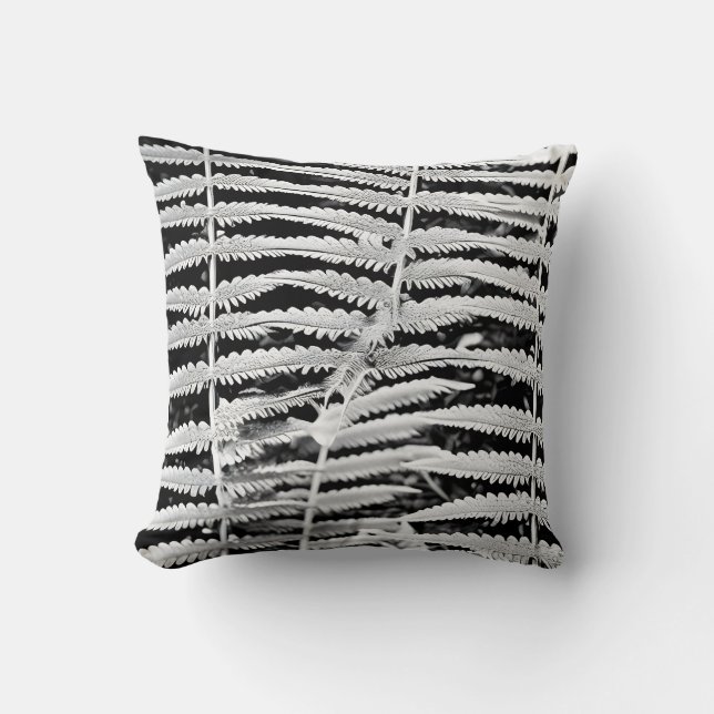 Coussin Image noire et blanche de la fougère forestière (Recto)