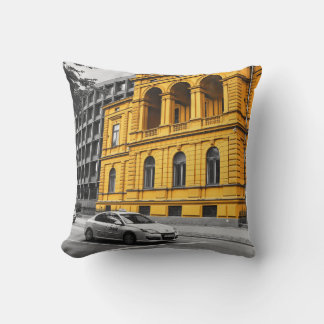 Coussin Immeuble de ville jaune Photographie minimaliste