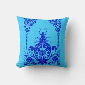 Coussin imprimé fleurs bleues et volutes