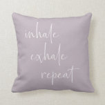 Coussin Inhale Exhale Inspiration Citation Minimaliste Lil<br><div class="desc">Cet oreiller design a simplement la citation inspirante - Inhale Exhale Repeat - en lilas et blanc écriture manuscrite avec un style minimaliste moderne. Super idée cadeau.</div>