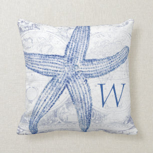Coussin Initiale décorée d'un monogramme de carte bleue