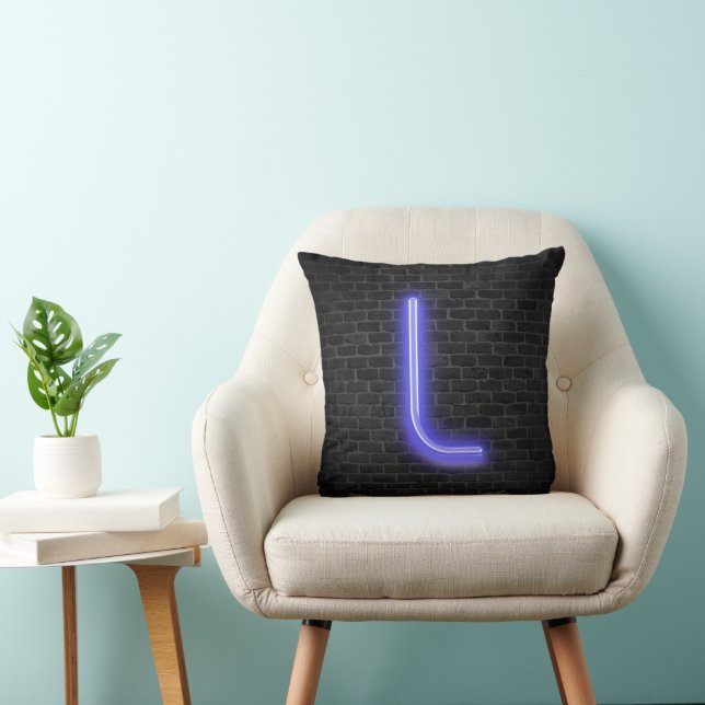 Coussin Initiale L dans Neon Marquee sur brique (Chaise)