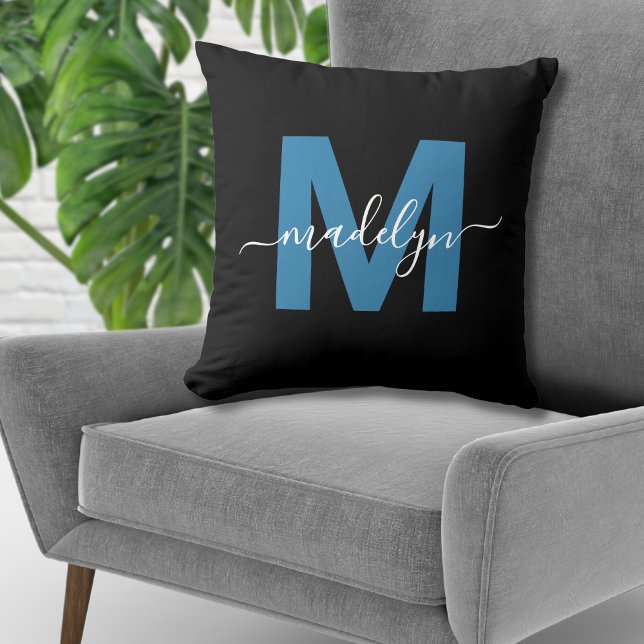 Coussin Initiales de monogramme en écriture bleue (Monogram Initial Name Script Blue Throw Pillow)