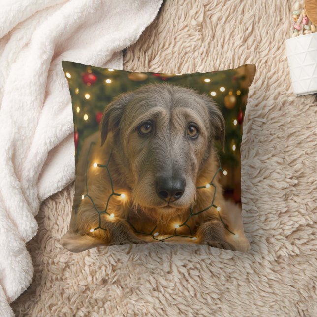 Coussin Irish Wolfhound Tangled In Holiday Lights (Couverture)