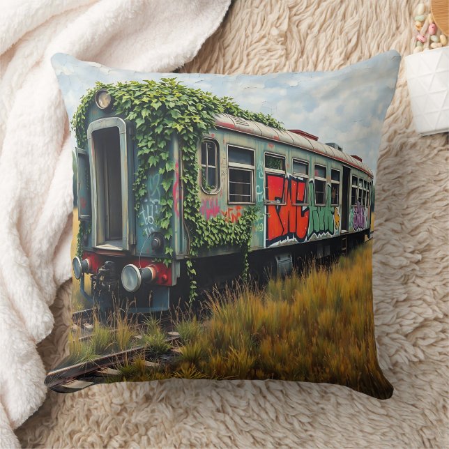 Coussin Ivy and Graffiti  Covered Abandoned Train  (Couverture)