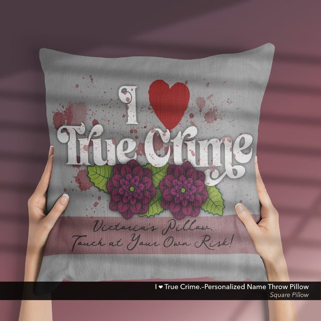 Coussin J’adore les faits divers.–Nom personnalisé (I Love True Crime.–Throw Pillow Customized with Your Name.)