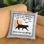 Coussin J'ai mis un sort sur toi Chat d'Halloween noir<br><div class="desc">Célébrez l'Halloween en style avec ce plaisir éffrayant "Je vous ai mis un sort et maintenant vous êtes à moi" citation lancer oreiller. Comprend un chat noir avec un chaudron sorcier et des accents de chauve-souris volante avec une typographie élégante. Design recto-verso en noir, blanc, orange pâle et gris clair...</div>