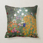 Coussin Jardin d'agrément peignant Gustav Klimt<br><div class="desc">L'arrière - plan du coussin est le "jardin d'agrément" de Gustav Klimt. Il était un peintre symboliste autrichien,  dont le sujet primaire était le corps féminin. Ses peintures,  peintures murales,  et croquis sont marqués par un érotisme sensuel,  qui est particulièrement évident dans ses dessins au crayon.</div>