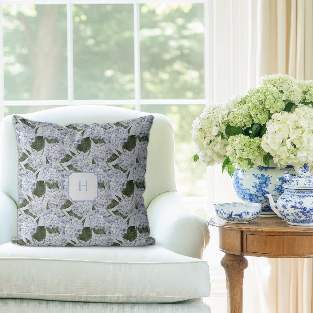 Coussin Jardin de Hortensias Bleus Monogramme   (Hydrangea Garden Monogram Pillow)