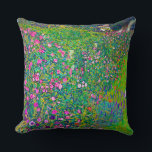 Coussin Jardin Italien, Gustav Klimt<br><div class="desc">Gustav Klimt (14 juillet 1862 - 6 février 1918) était un peintre symboliste autrichien et l'un des membres les plus importants du mouvement de sécession de Vienne. Klimt est réputé pour ses peintures, ses peintures murales, ses croquis et autres objets d'art. En plus de ses oeuvres figuratives, qui comprennent des...</div>