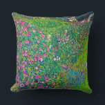 Coussin Jardin Italien, Gustav Klimt<br><div class="desc">Gustav Klimt (14 juillet 1862 - 6 février 1918) était un peintre symboliste autrichien et l'un des membres les plus importants du mouvement de sécession de Vienne. Klimt est réputé pour ses peintures, ses peintures murales, ses croquis et autres objets d'art. En plus de ses oeuvres figuratives, qui comprennent des...</div>