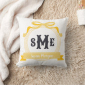 Coussin Jaune Clair Monogramme à Nœud à Clé Grecque (Couverture)