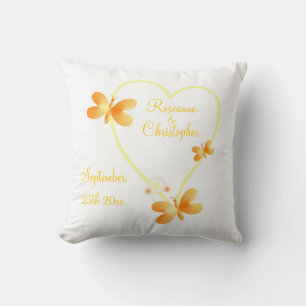 Coussin jaune de coeur de jeunes mariés