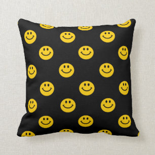 Coussin jaune de motif de visage