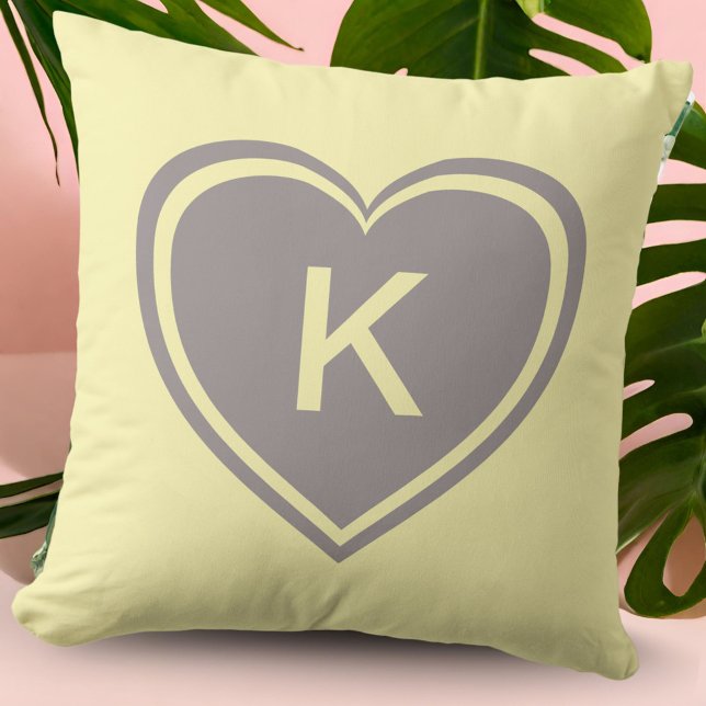 Coussin Jaune Gris Coeur Monogramme Saint Valentin (Créateur téléchargé)