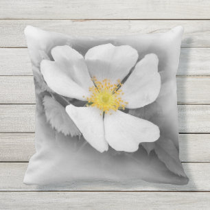 Coussin jaune sur des nuances de gris