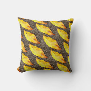 Coussin jaune sur gris feuilles d'automne fond solide