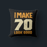 Coussin Je fais 70 Look Good 70th Birthday Gift<br><div class="desc">Idée cadeau d'anniversaire parfait pour les hommes / les femmes - Je fais 70 Look Good tee. Un cadeau génial pour papa, frère, soeur, mari, petit ami, fils, oncle, neveu, petite amie, maman, mère, adulte, amis. Il est temps de faire la fête et de célébrer l'âge de 70 ans !...</div>