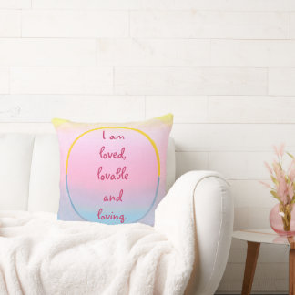 Coussin Je suis aimé, aimable et affirmation rose aimante