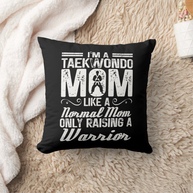 Coussin Je suis une maman taekwondo comme une maman normal (Couverture)