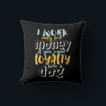 Coussin Je Travaille Pour L'Argent Drôle Citation De Fidél<br><div class="desc">Je travaille pour de l'argent. Si vous voulez de la loyauté, louez un chien. Un design drôle et sarcastique sur la loyauté et la loyauté envers quelqu'un qui le mérite. Marchandises de citations cool et humoristiques pour nous rappeler la réalité de travailler pour une entreprise. Parfait pour célébrer la Journée...</div>