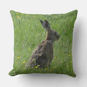 Coussin jetable avec un mignon lièvre dans l'herbe
