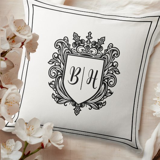 Coussin jeté blanc aux initiales de blason de coup