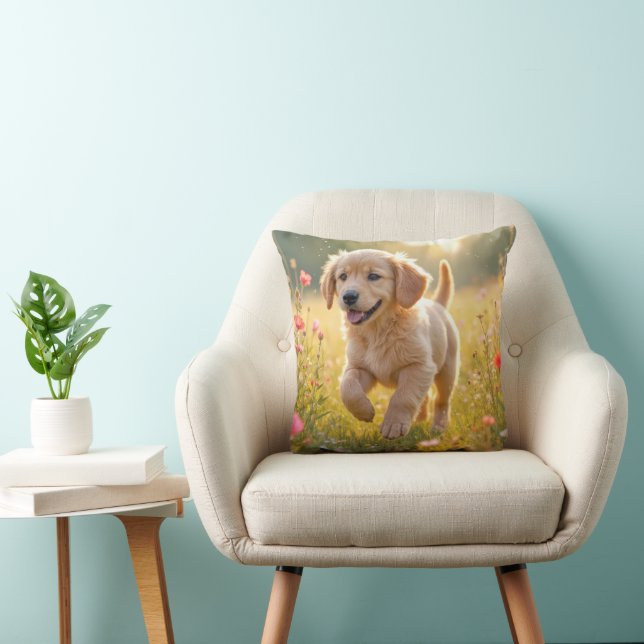 Coussin Jeune chiot Retriever doré courant dans un pré (Chaise)