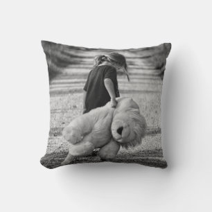 Coussin Jeune fille Marcher seule avec son ours